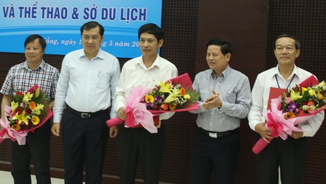Chủ tịch UBND TP Đà Nẵng Huỳnh Đức Thơ (thứ hai, từ trái sang) tặng hoa cho lãnh đạo Sở Văn hóa - thể thao Đà Nẵn